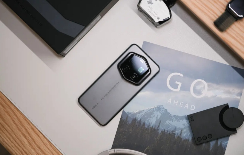 用了半年多的荣耀Magic7RSR，真的越看越喜欢。玛瑙灰配色低调又有高级感，