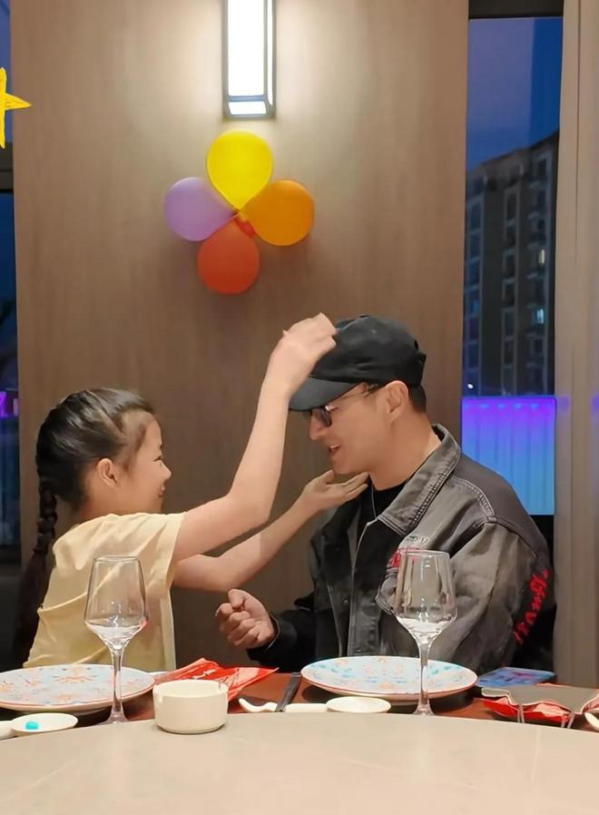 网友偶遇汪峰，称赞其气质出众，大女儿小苹果身材高挑，小女儿活泼可爱。汪峰穿着黑色