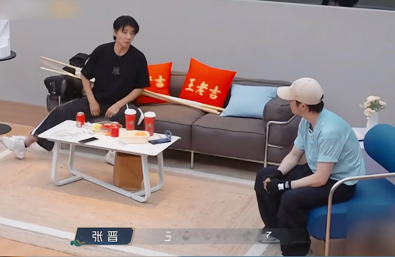 王栎鑫披哥舞台《人间惊鸿客》拿下第一☝️！很不错的舞台，关键是舞美真的好赞。
