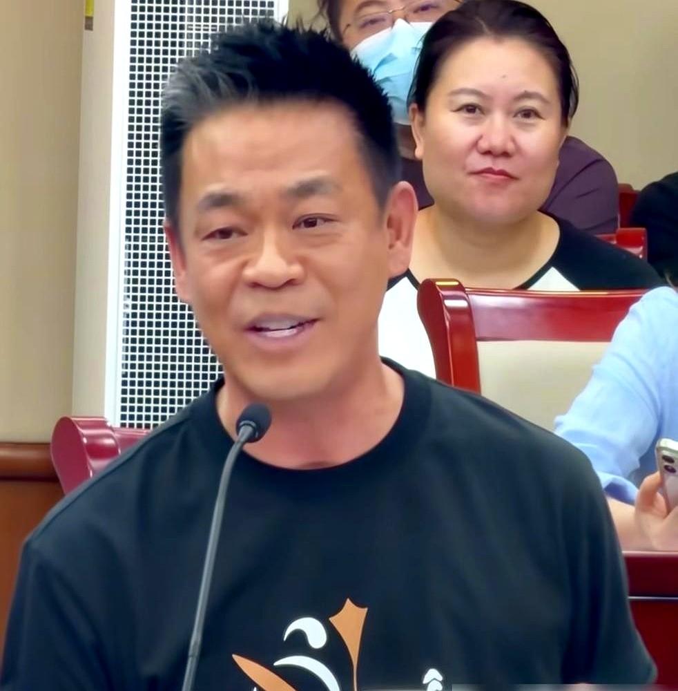 说他这是舍本逐末，我第一个不同意。58岁的孙浩，为演个秦腔男旦，把自己扔剧团
