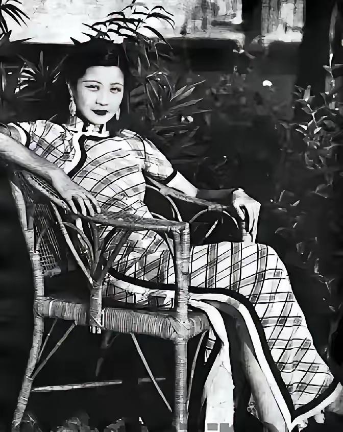 1942年，蒋纬国看到一位美丽的少女，上前和她搭讪：“小姐，报纸能借我看一下吗？