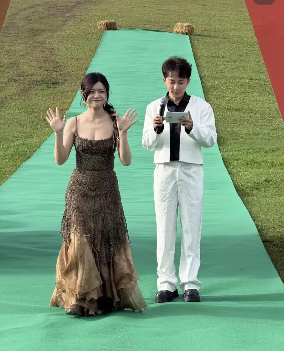 这姐真人长这样，怎么是五五分比例？不过皮肤是真好，陈晓不知会不会后悔？