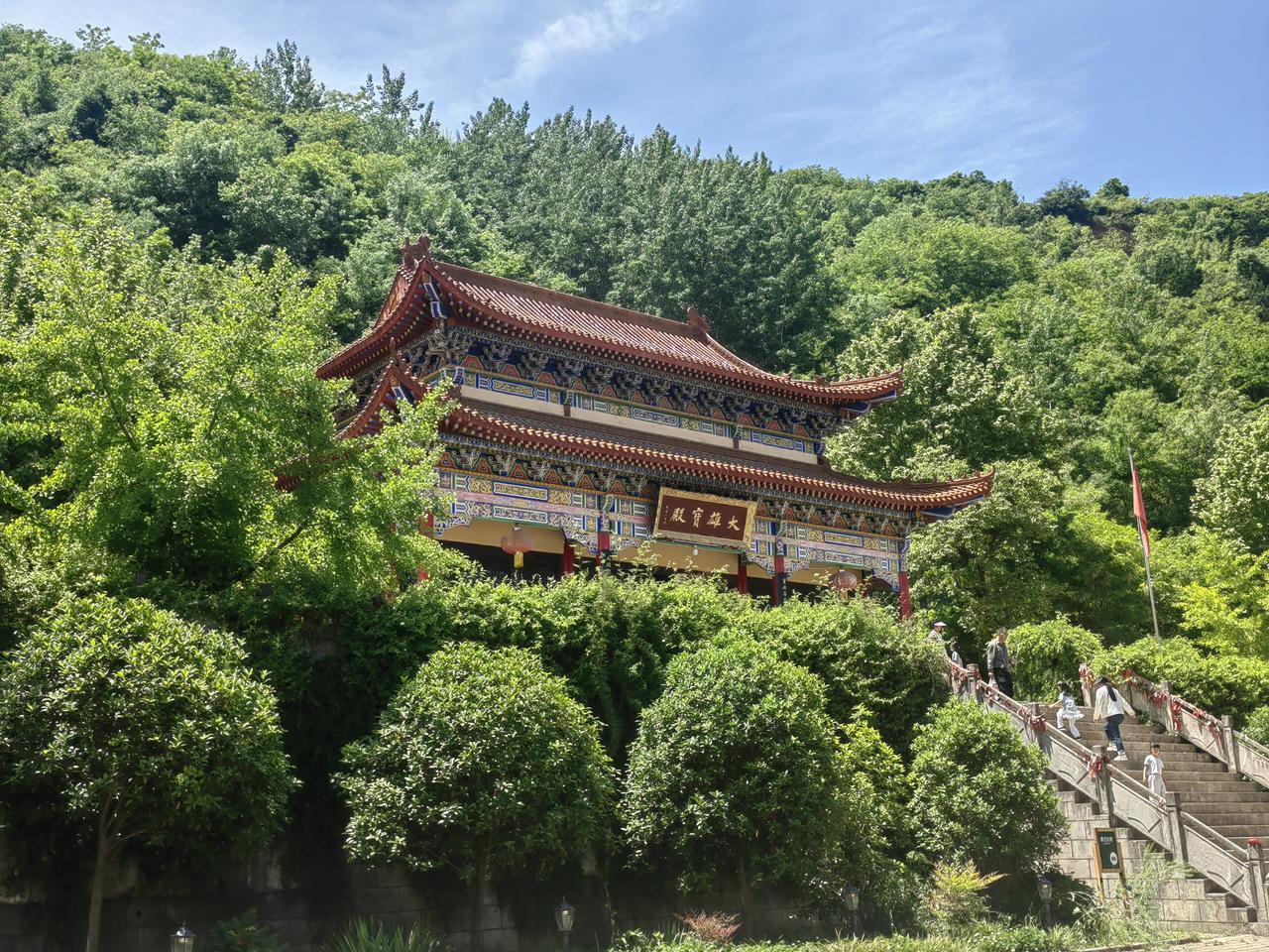 5月中旬去西安鲸鱼沟游玩，简直太妙了！一到鲸鱼沟，就被关中竹海吸引。那一片片翠