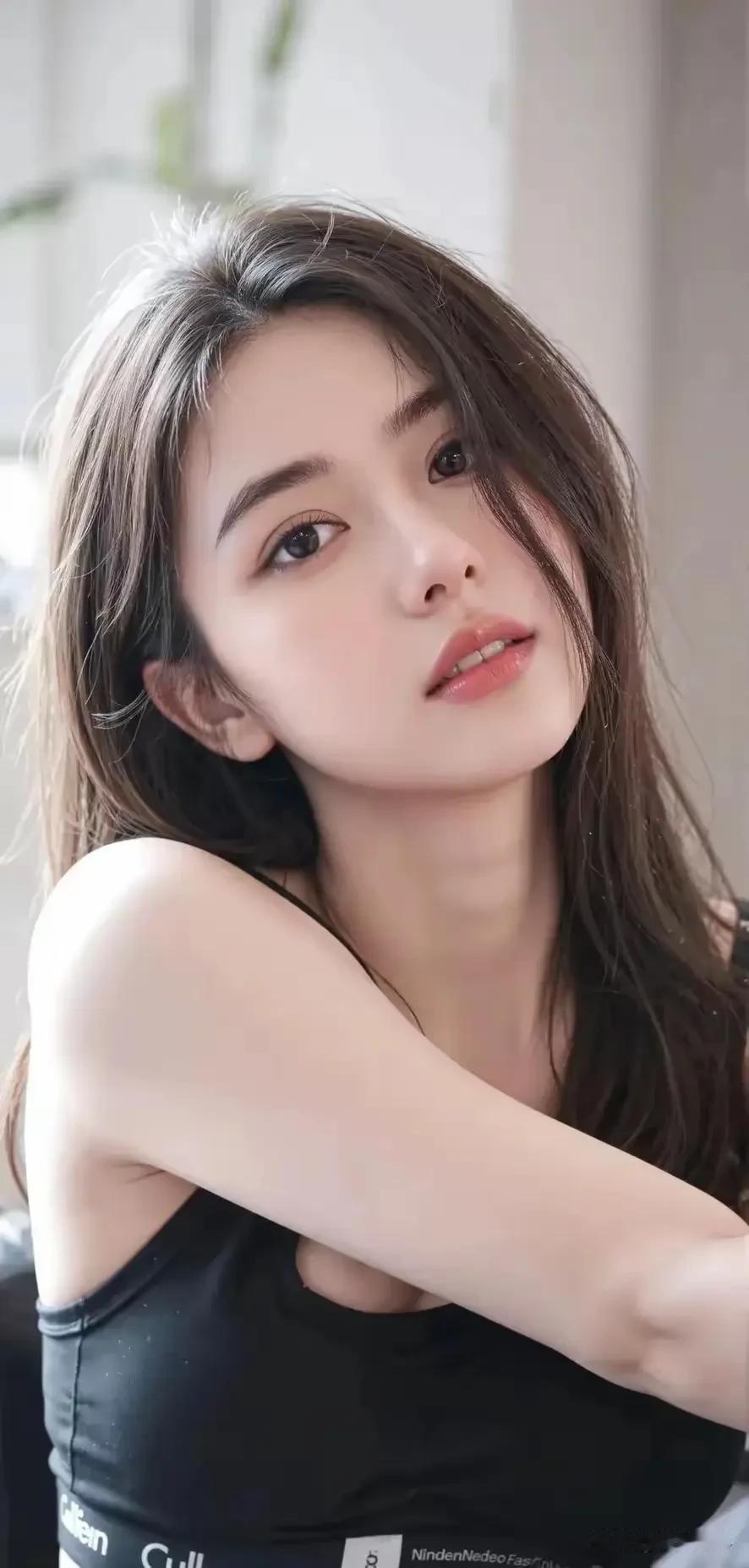 光之影温柔眼神，黑发飘逸，甜美可人温柔感美女温柔气质美女