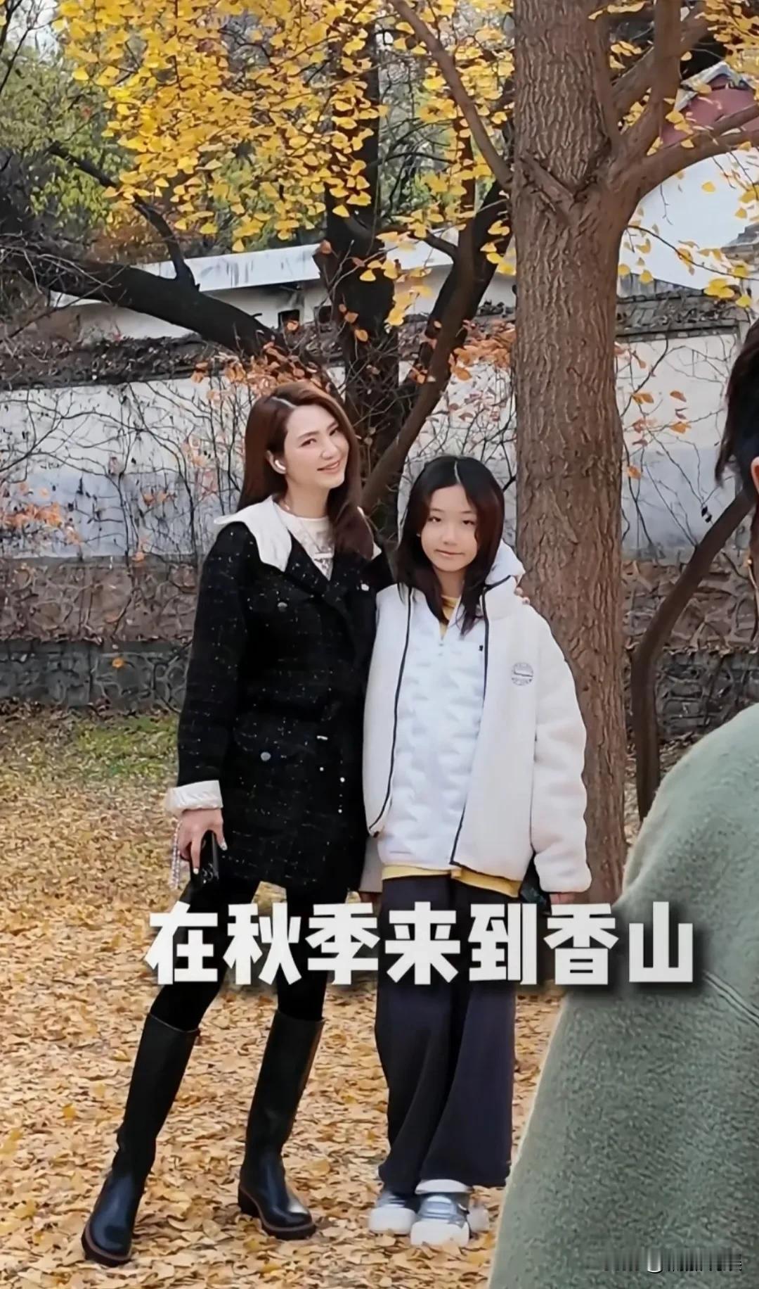 闹来闹去，他终究还是没离，不过事业还是被耽误了。张丹峰带着老婆洪欣和女儿爬香山