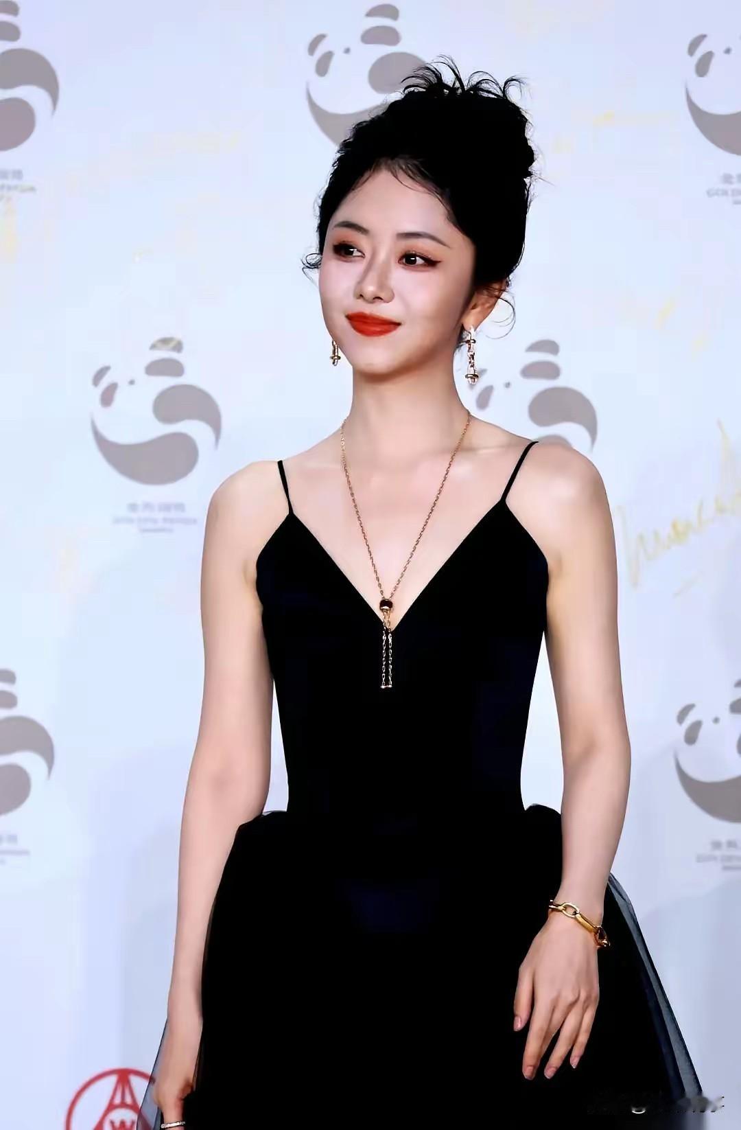 我以前真傻。还以为谭松韵不签公司，是图个清净，不想被人管。今天我才琢磨过味儿