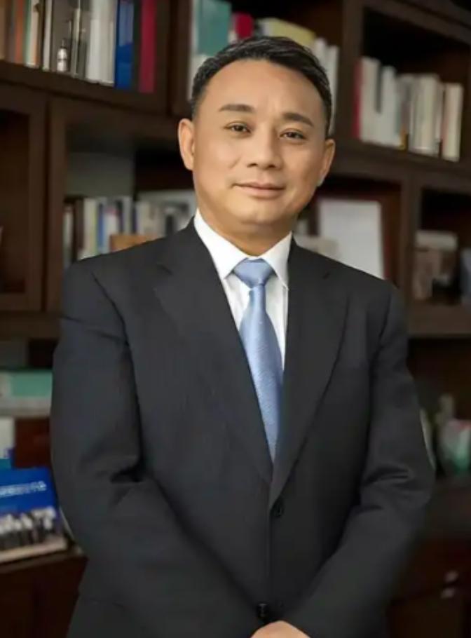 关于“体制内退休费太高”，经济学家毛振华公开提出：现在体制内退休人员拿的养老金，