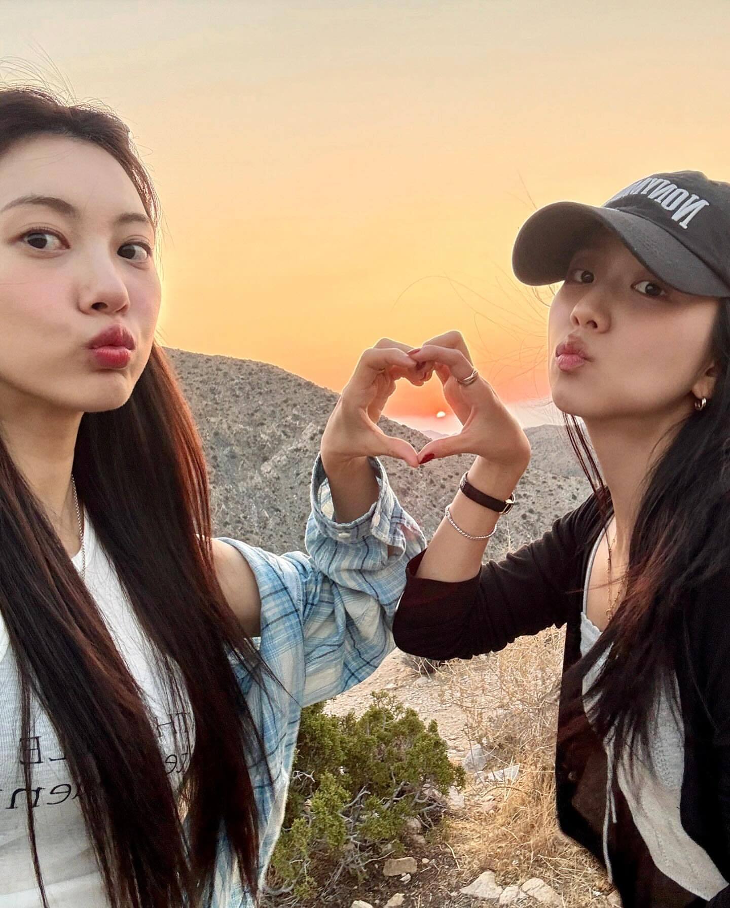 金智秀教你和闺蜜旅游合拍Pose