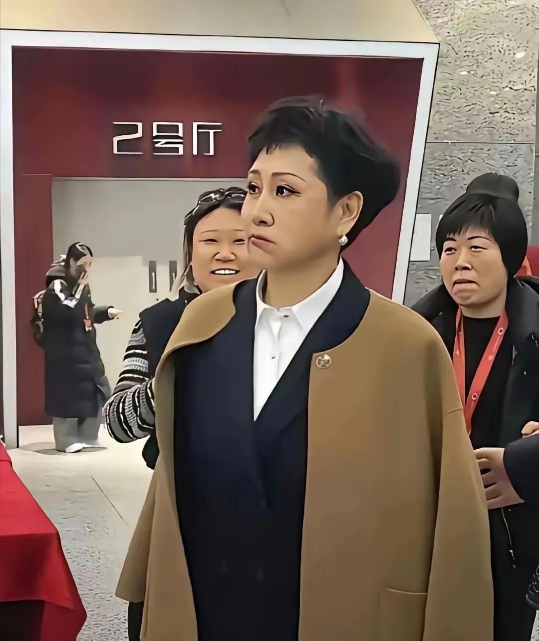天呐，她和刘晓庆都不服老，刘晓庆五官好歹还能认出来，好家伙，这位直接认不出来，张