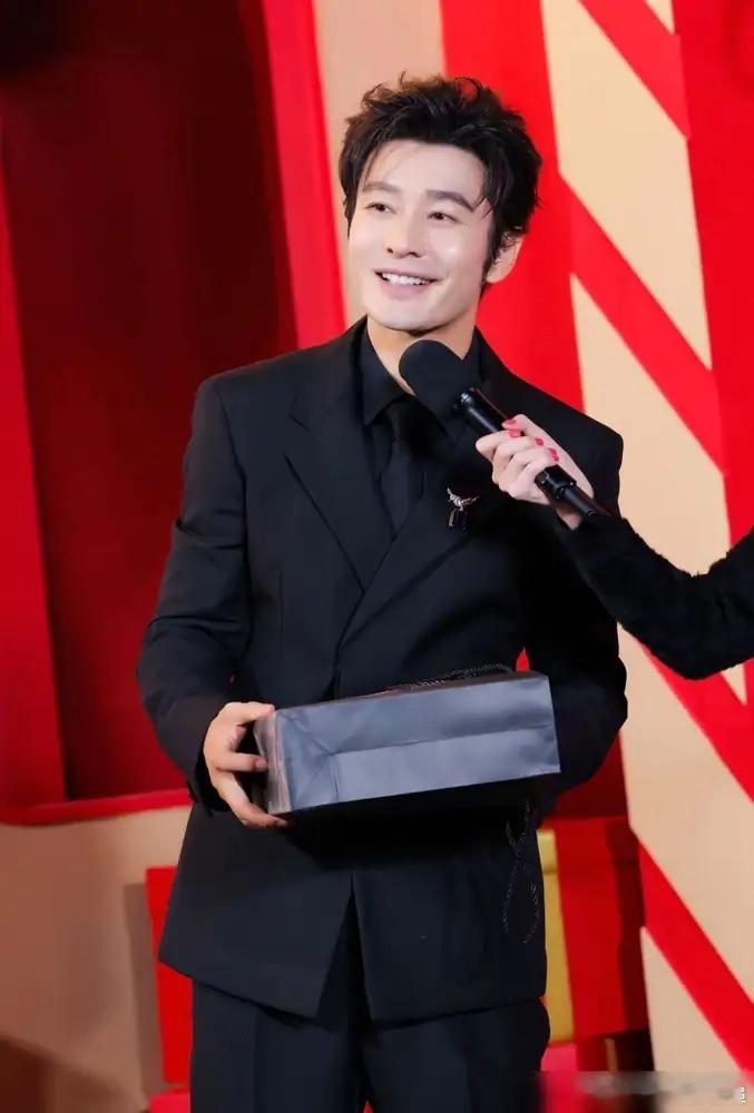 身价过亿的黄晓明，竟然为了个学生证，硬生生停工两年去啃书本。去年考上戏博士，因