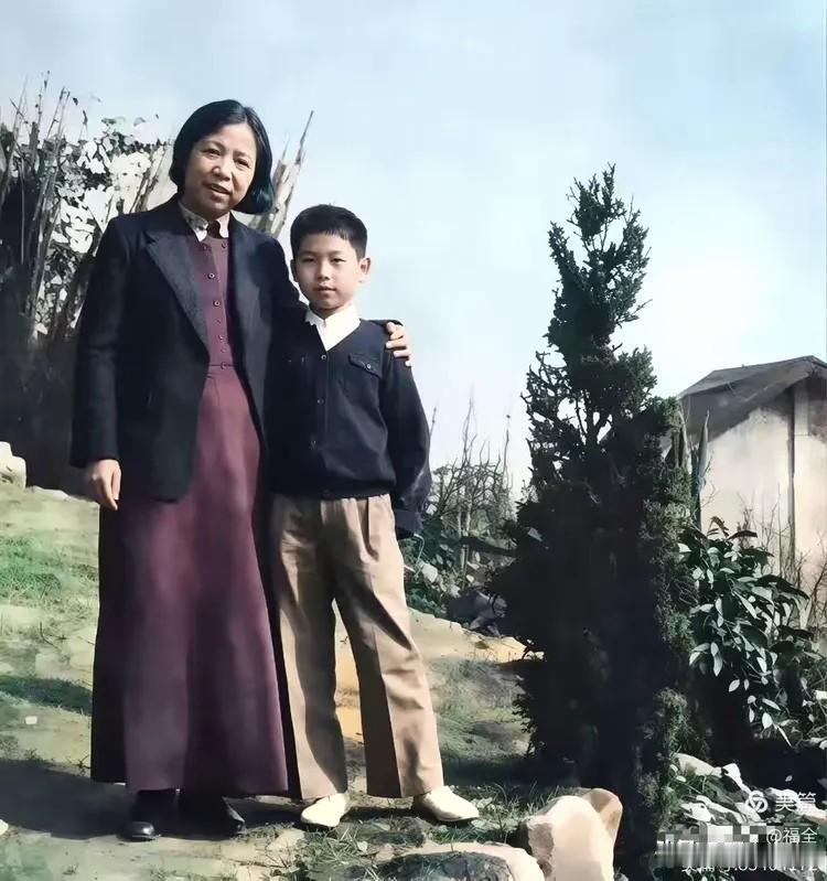 1940年重庆，邓颖超与时年12岁的李鹏留下了这张珍贵老照片​​​。
