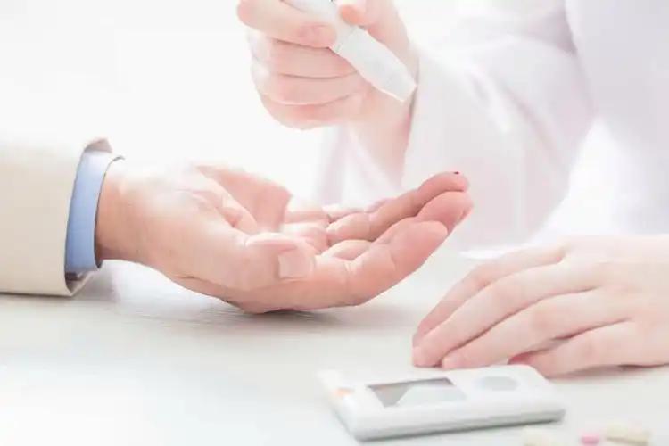 年轻人也会患糖尿病？不吃甜食可以避免吗？内分泌科医生坦言：年轻人也不能忽略这5