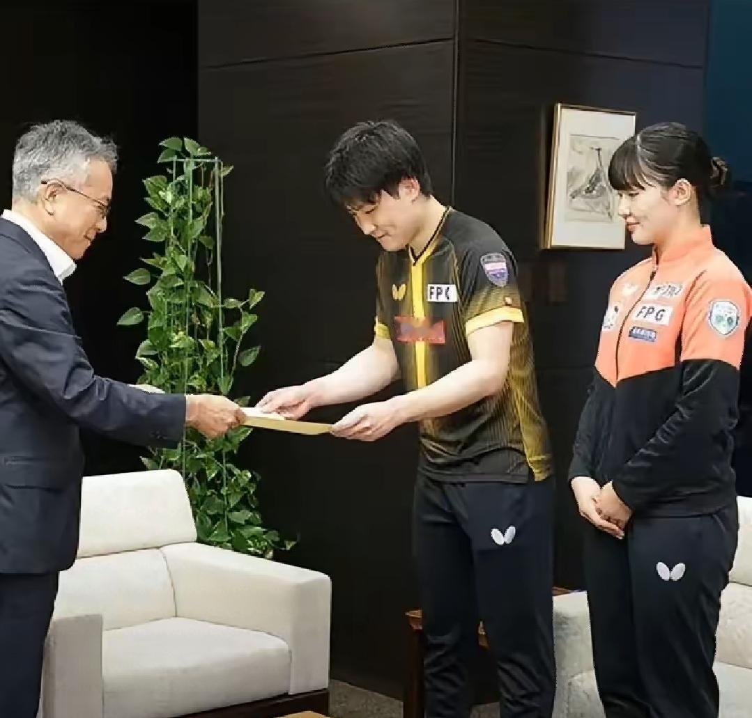 18岁的张本美和站在东京电视台的镜头前，说在“自己的祖国”夺冠是“无上的光荣”。