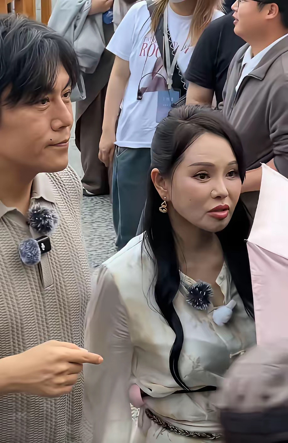 伊能静妆容精致，没啥皱纹，看着就是老，是因为嘴角下垂的原因吗，嘴唇太长。