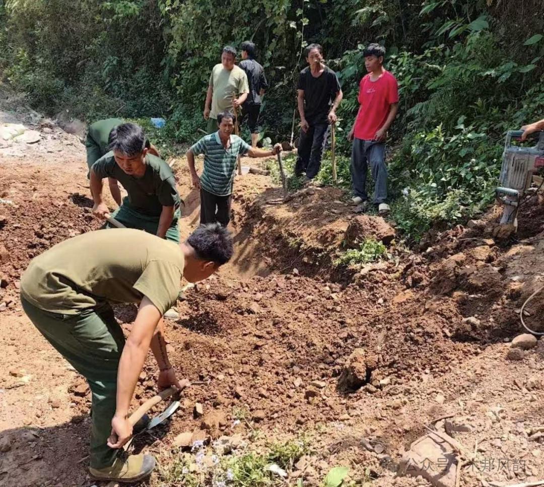 果敢同盟军现在主抓修路架桥工作！据说果敢同盟军的前沿部队，已经渗透到了距离德