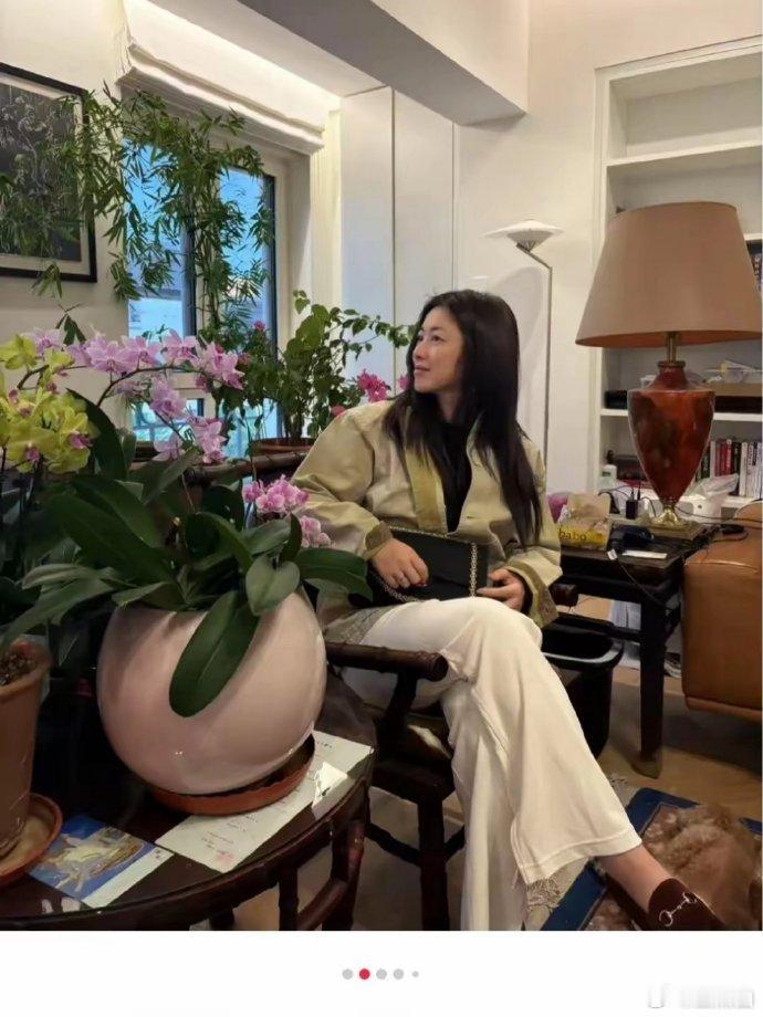 朱珠清晨晒美照，与亲友相聚畅聊，沐浴阳光，享受惬意时光，画面温馨自在。​​​