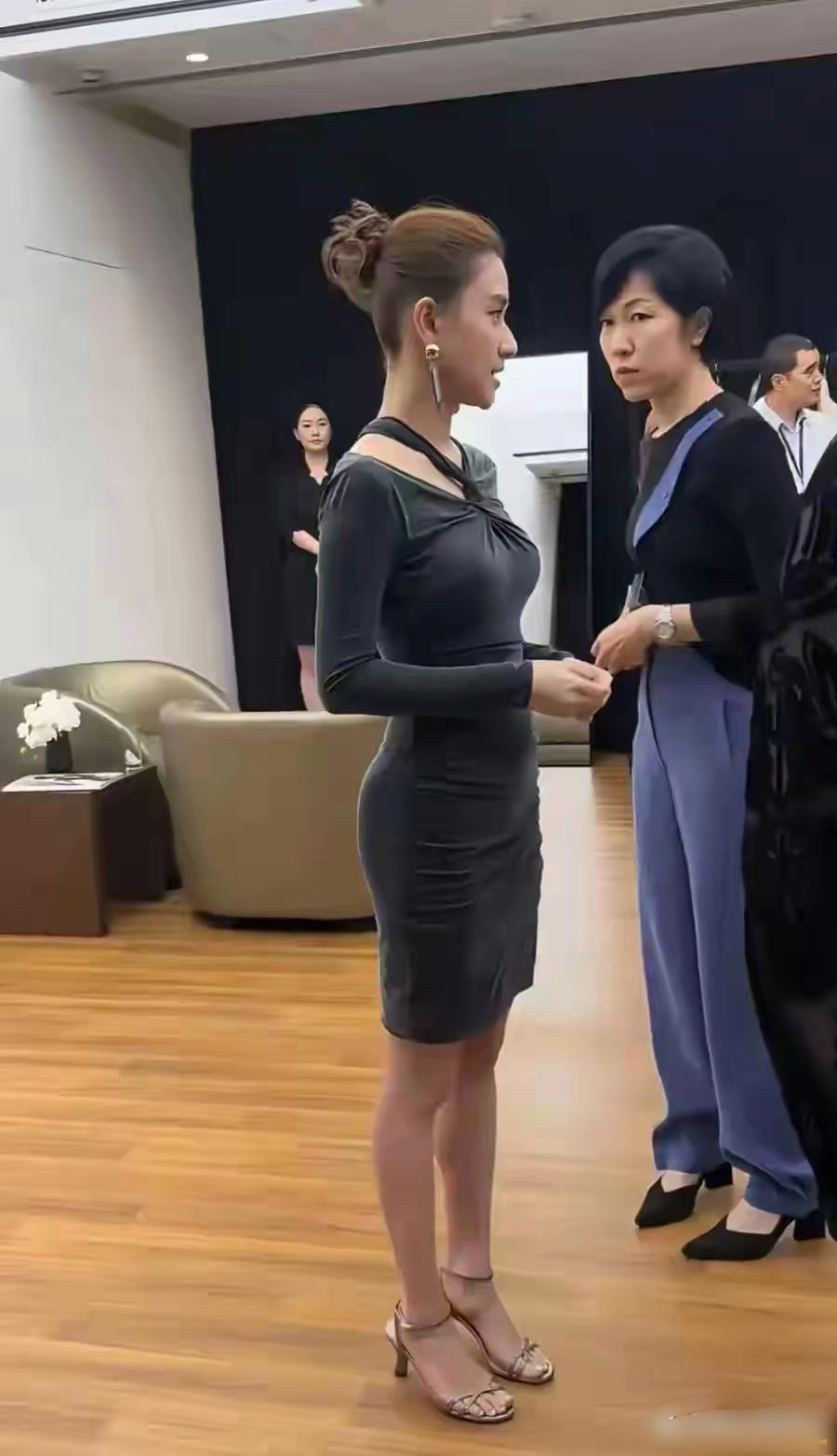 赌王最美千金何超莲真实照片，又黑又矮，没有网传那么漂亮，所以有钱人可以和帅哥结婚