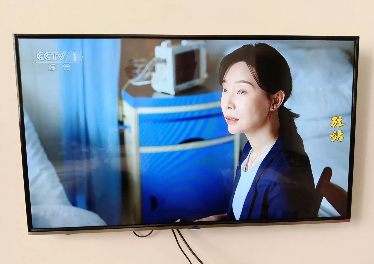求助电视售后服务或专业维修人员！家里长虹液晶电视机出现了一个奇怪的现象，开机后