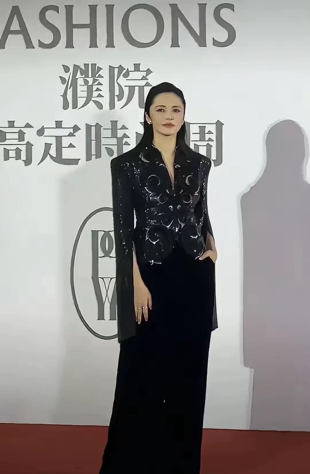 男人有钱，前妻和平分手。这不是什么成熟，这是精准利益核算。3000万的片酬，谁