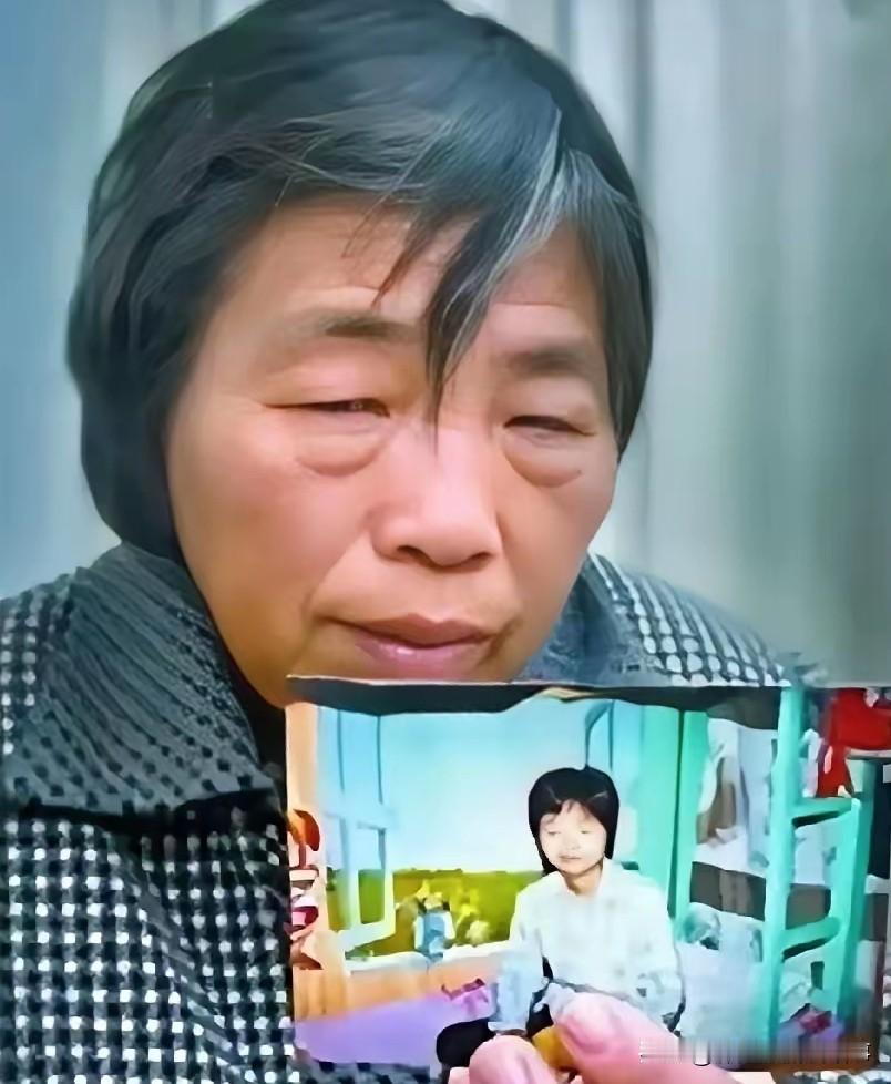 2009年11月25日深夜，上海海事大学一间空荡荡的宿舍里，一个30岁的女研究生