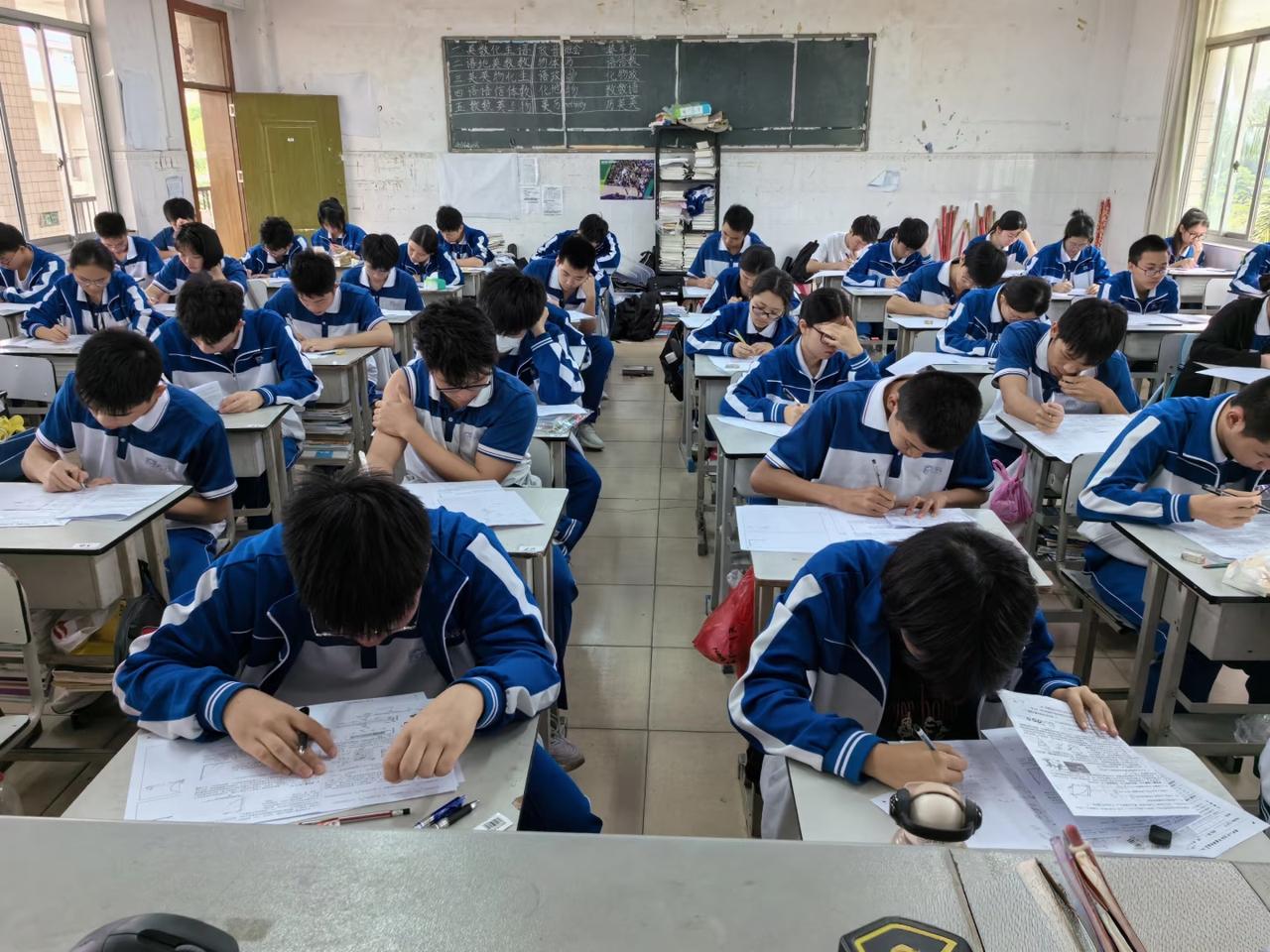 高中的掉队顺序，还挺准的！​1、先掉队的第一批孩子，就是英语差的孩子。高中不管