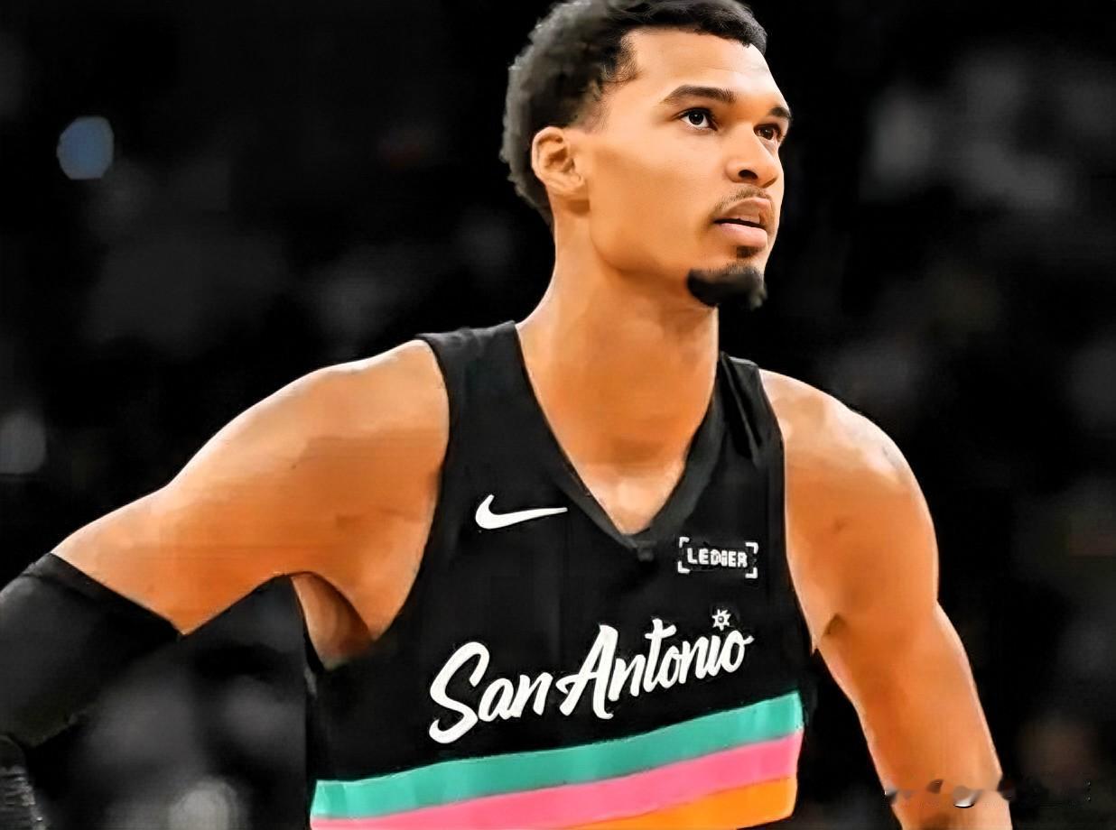 马刺祸从天降，文班亚马受伤了！根据记者JeffMcDonald报道，文班亚