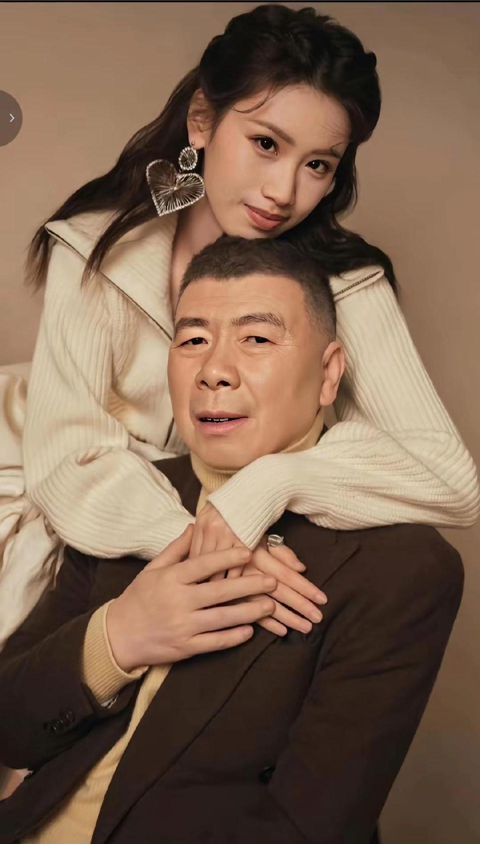 冯小刚养女徐朵与冯小刚长得极为相像，活脱脱就是一对父女。网友打趣道：看着比亲生