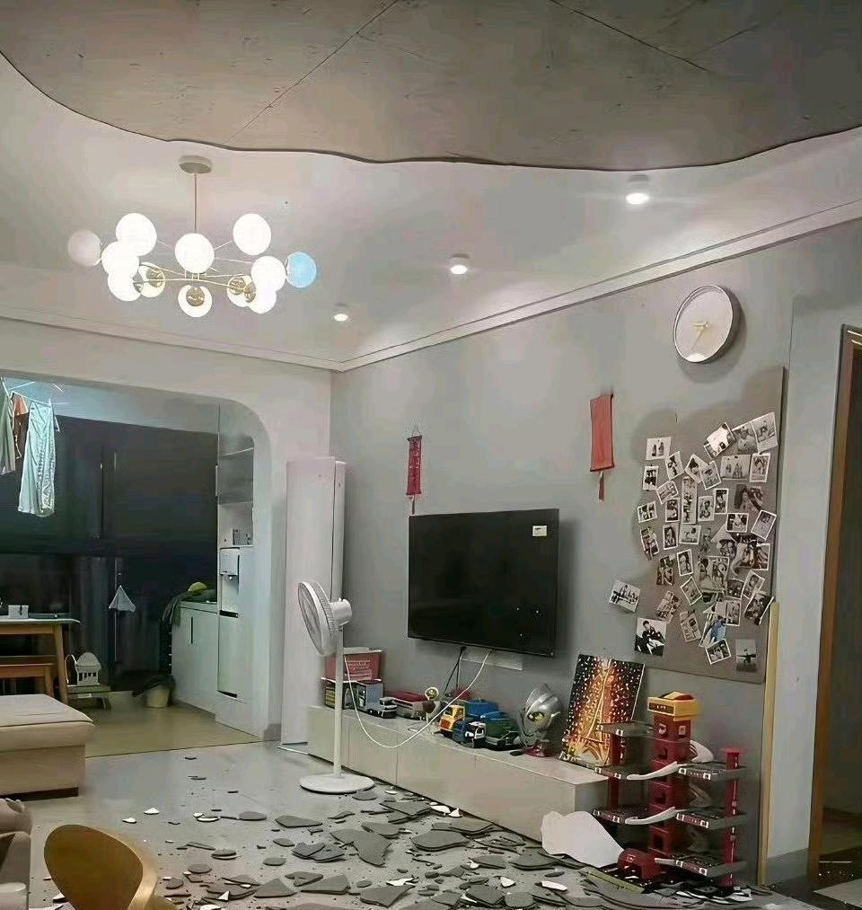 买个菜回家，天塌了！请问楼上有责任吗？我该找他们赔偿吗？