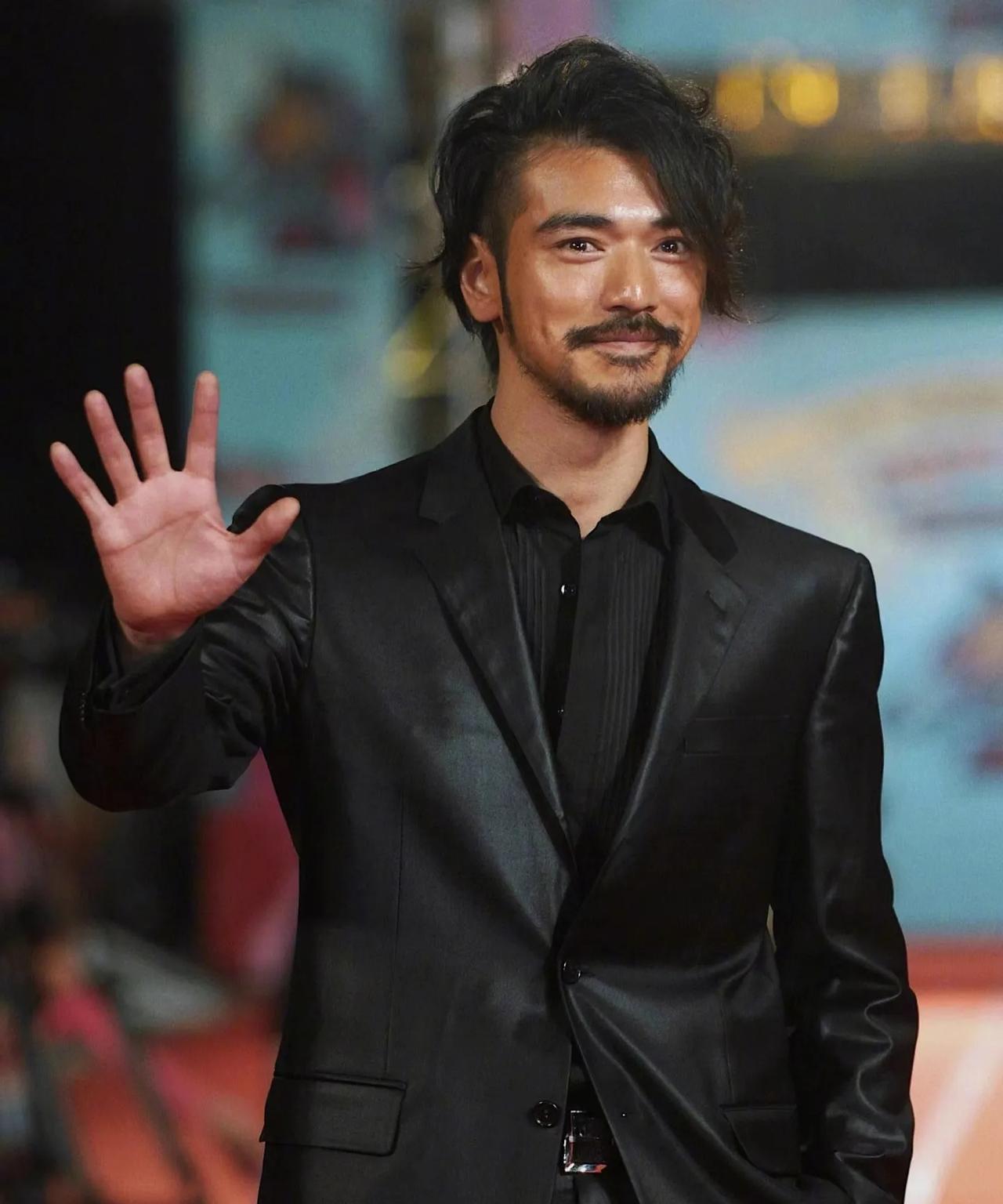 真实的大帅哥真的不靠造型啊，看看金城武，就是硬帅。#西装革履型男##帅哥照#