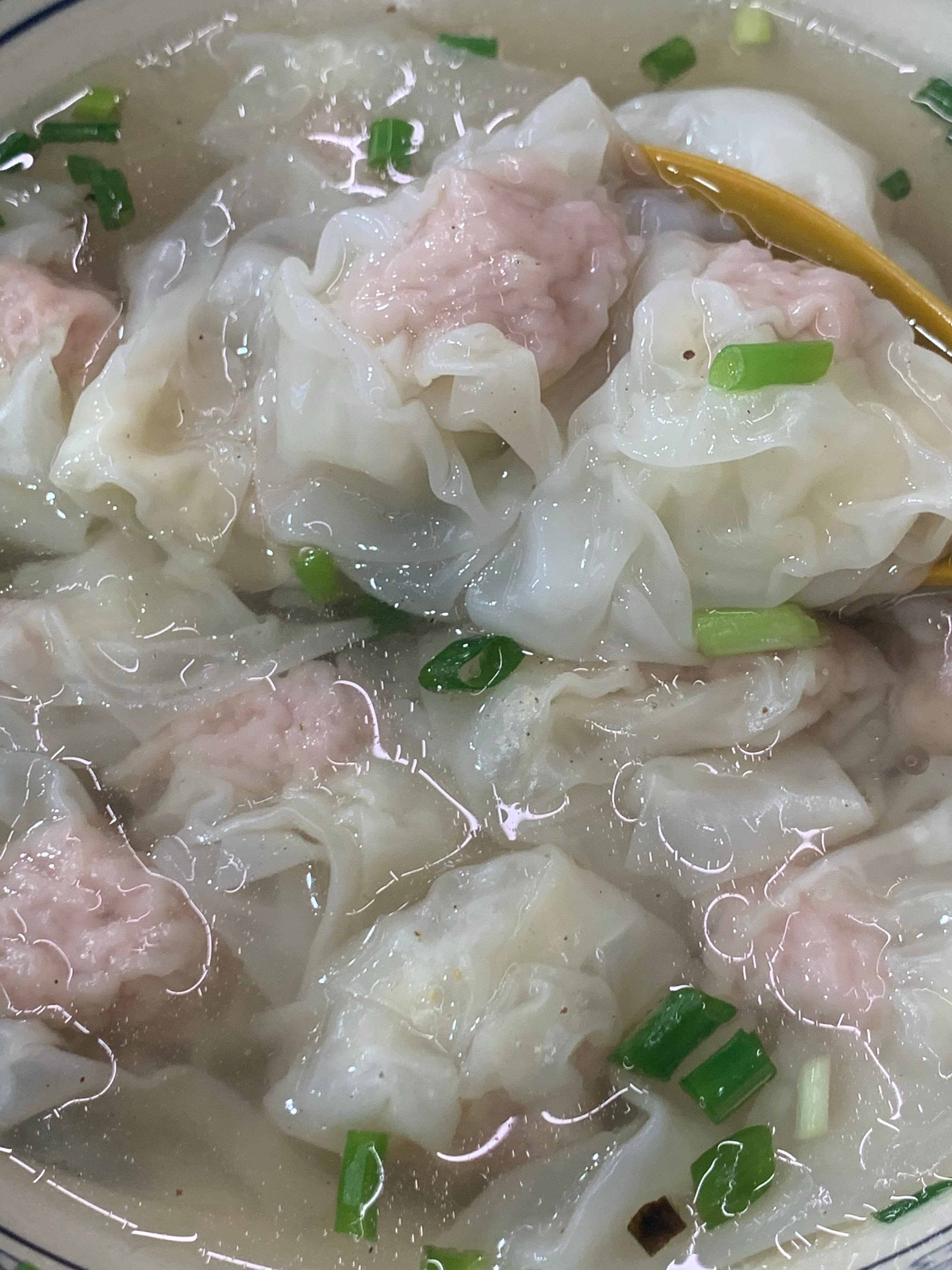 武宁【武宁佬馄饨】生意比第一次来好多了，人山人海的络绎不绝！品种很多，点的大碗馄