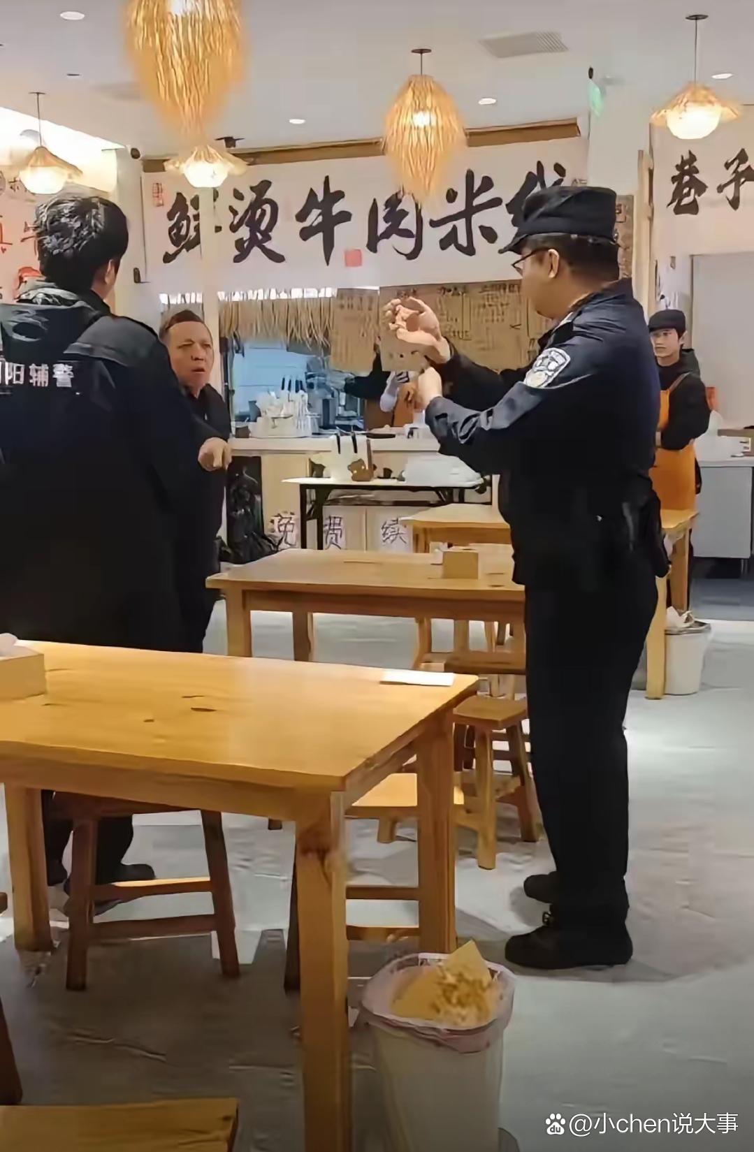 一碗牛肉粉吃完走人，十几分钟后突然折返说“还没吃完”——这剧情连编剧都不敢这么写