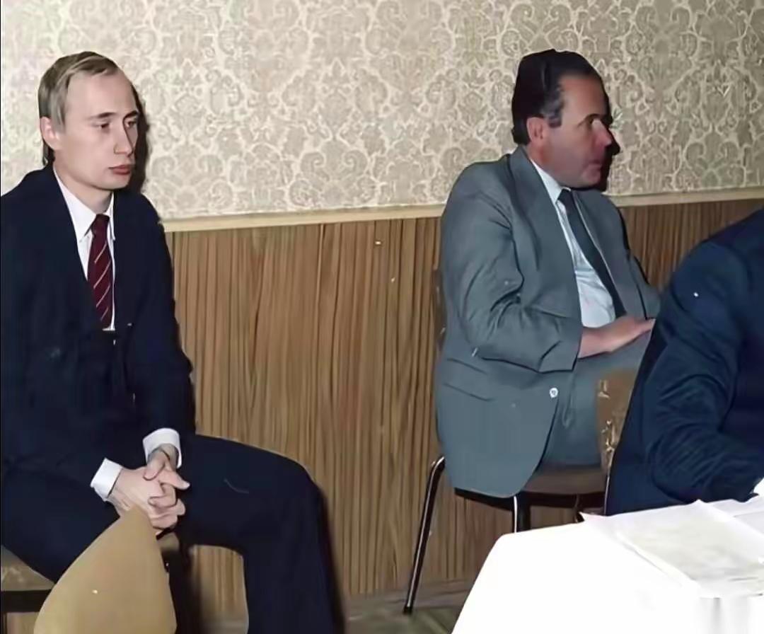 角落里的克格勃新人：那张无意中拍下普京迷茫青春的照片