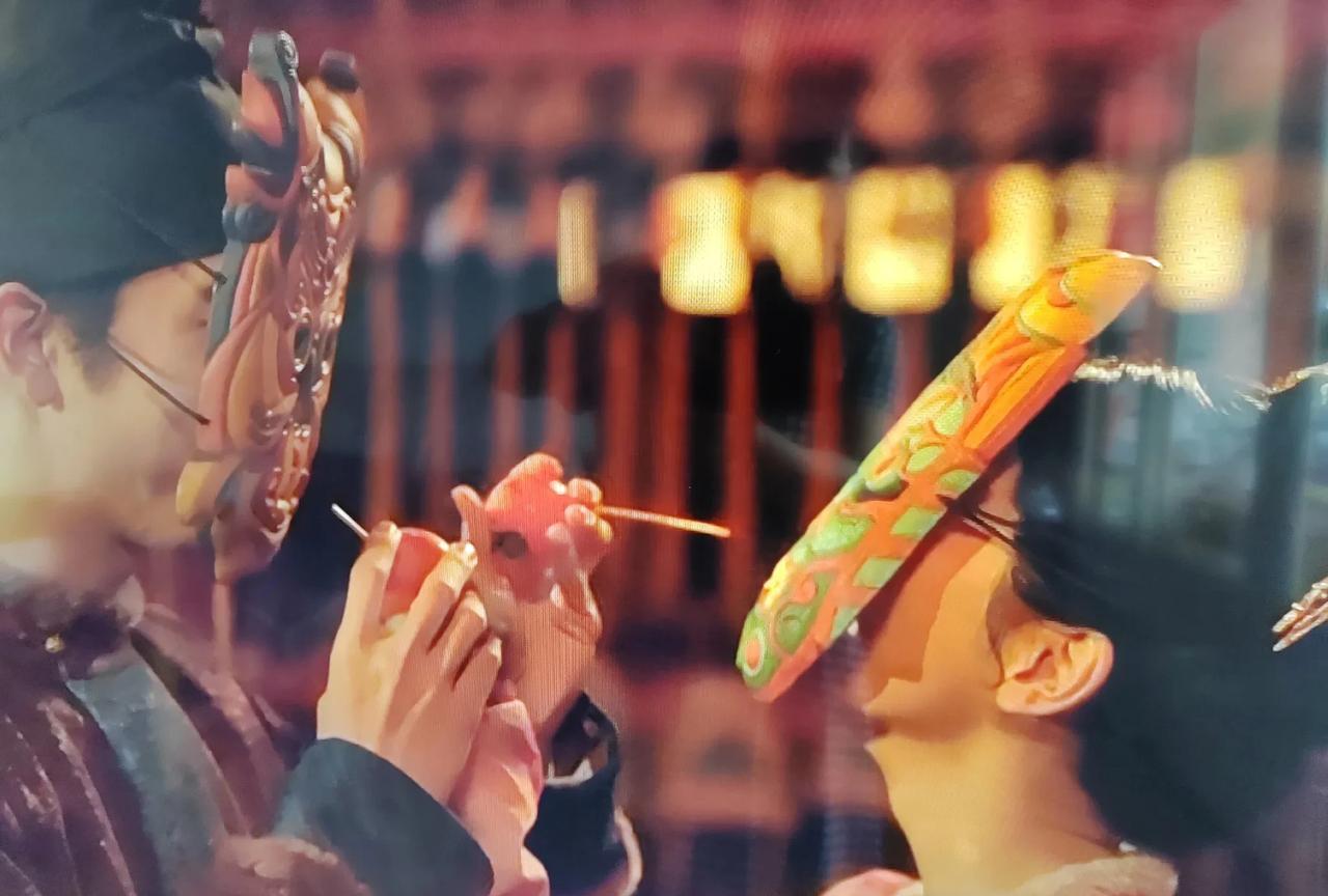 《锦绣芳华》蒋长扬和何惟芳吃柿子，真甜！接近漠北的地方不产柿子。蒋长扬用手托着
