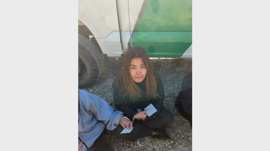 11月12日，中国籍女子赵辛（音译）在美墨边境乘坐橡皮艇企图从里奥格兰德河进入德