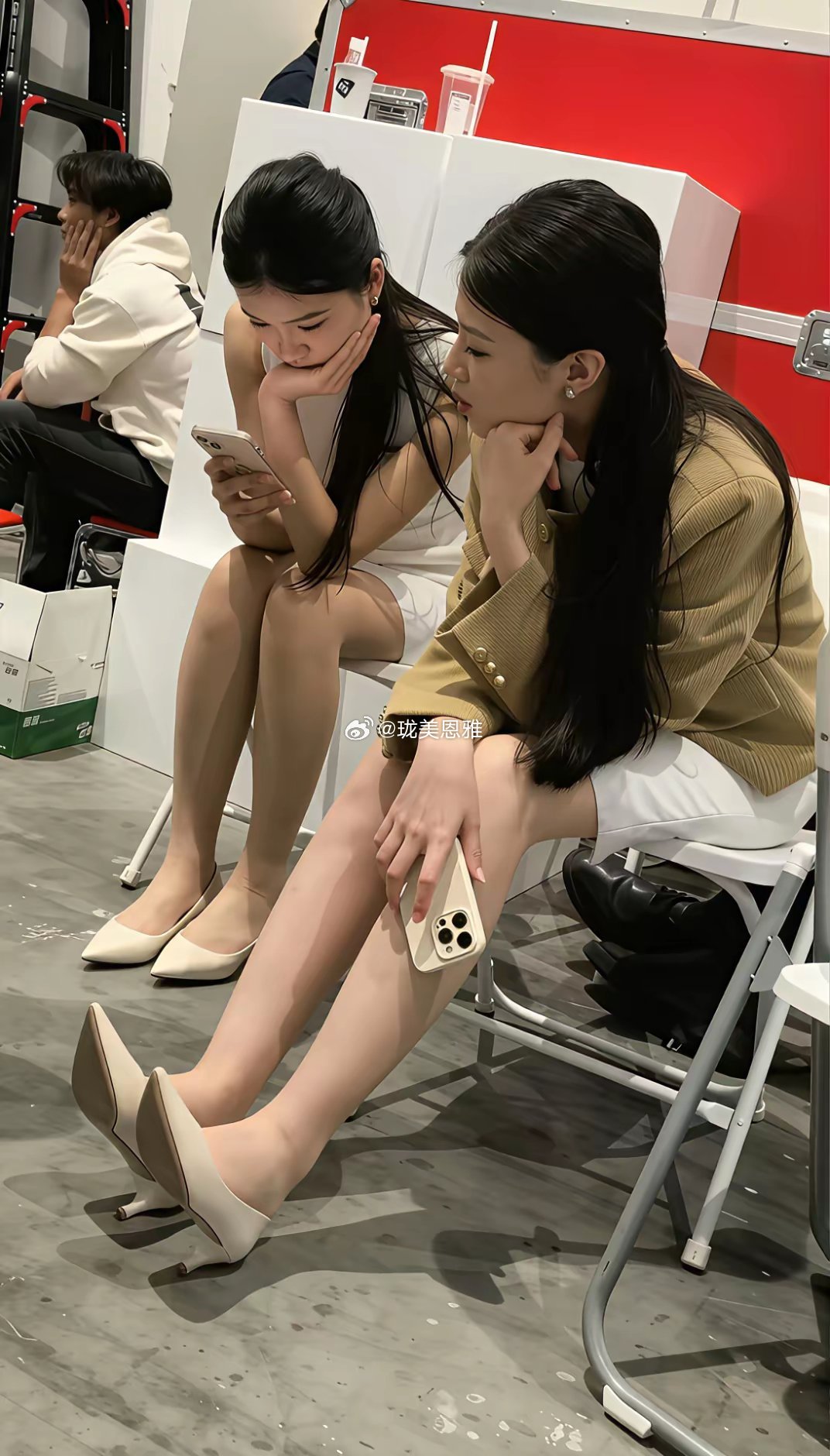 纯白穿搭的灵魂鞋袜，轻薄裸丝修饰腿型​​​