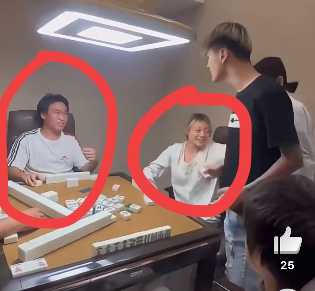 黄毛、花臂、纹身仙男冲进棋牌室，对着和女朋友一起打麻将的上家一顿王八拳输出，有视