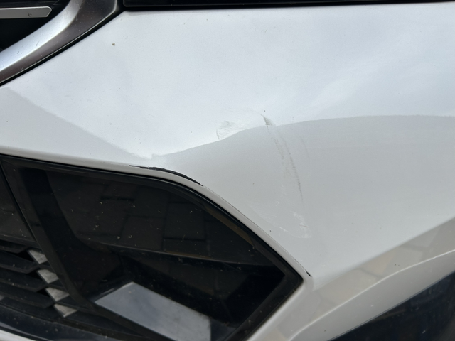 停在车位被蹭了对方肇事逃逸好好停在车位上，今天发现被蹭了一块，翻了监控才看到是