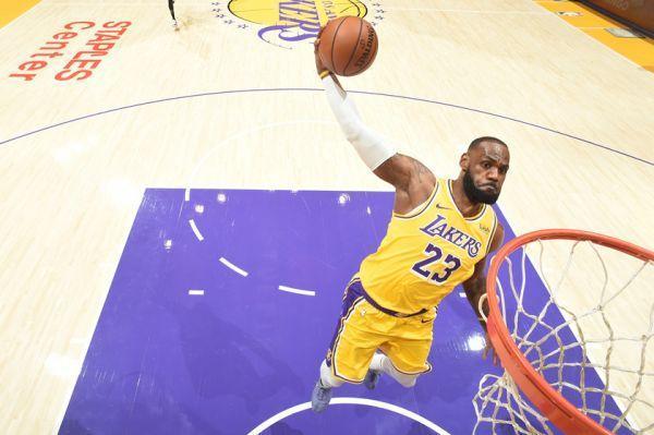 #詹姆斯成NBA首位现役亿万富翁#又一项历史纪录诞生！据福布斯统计，勒布朗·詹姆斯成为NBA史上第一
