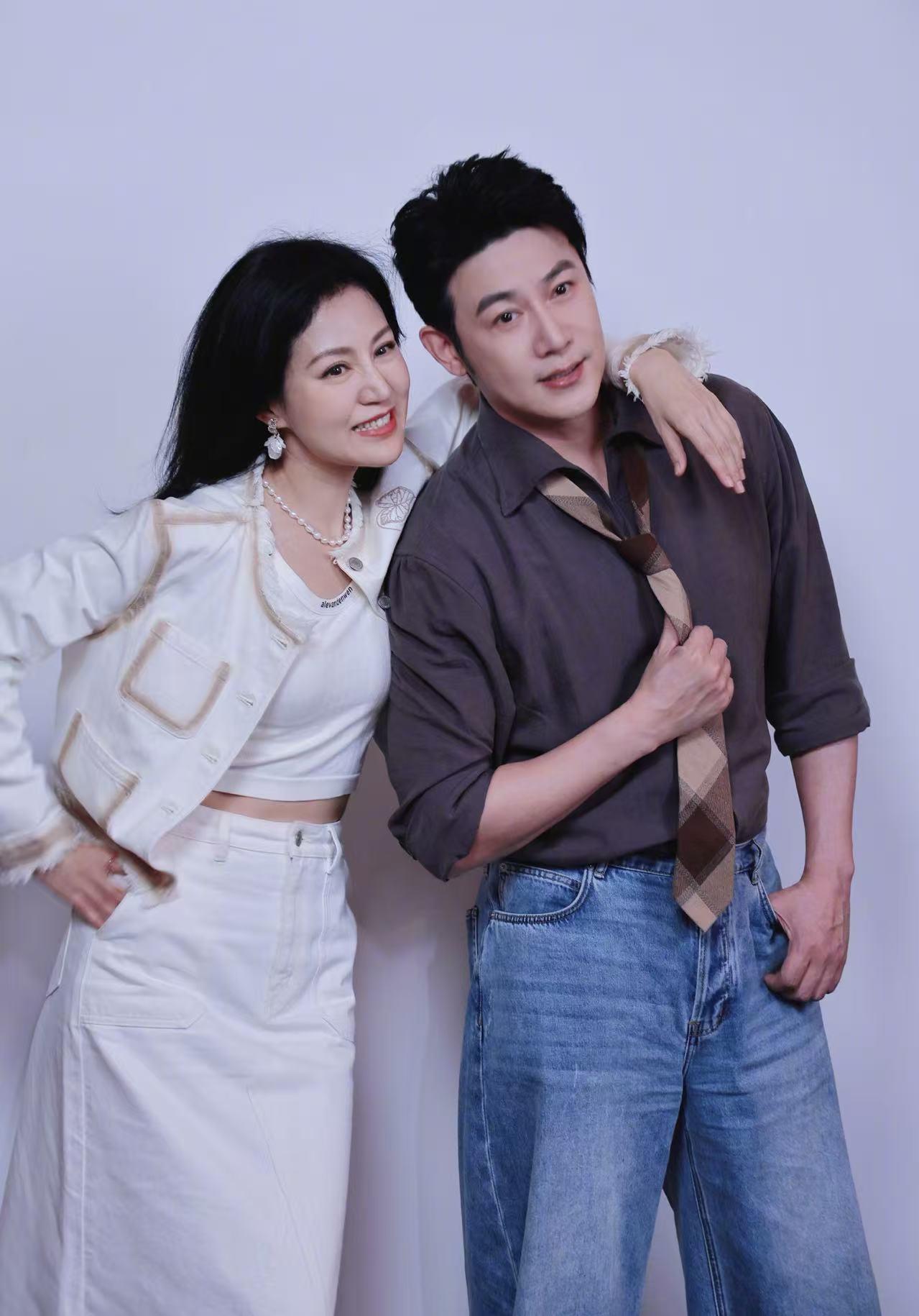 发现了一个秘密，鲍蕾是个特别聪明的女人，她并不只是用感情套住陆毅，对于陆毅