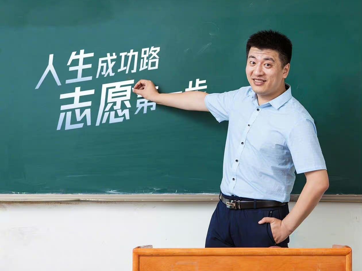 刷到消息说张雪峰因为心脏病面临生命危险，好消息是抢救过来了！我查了资料，张雪峰是