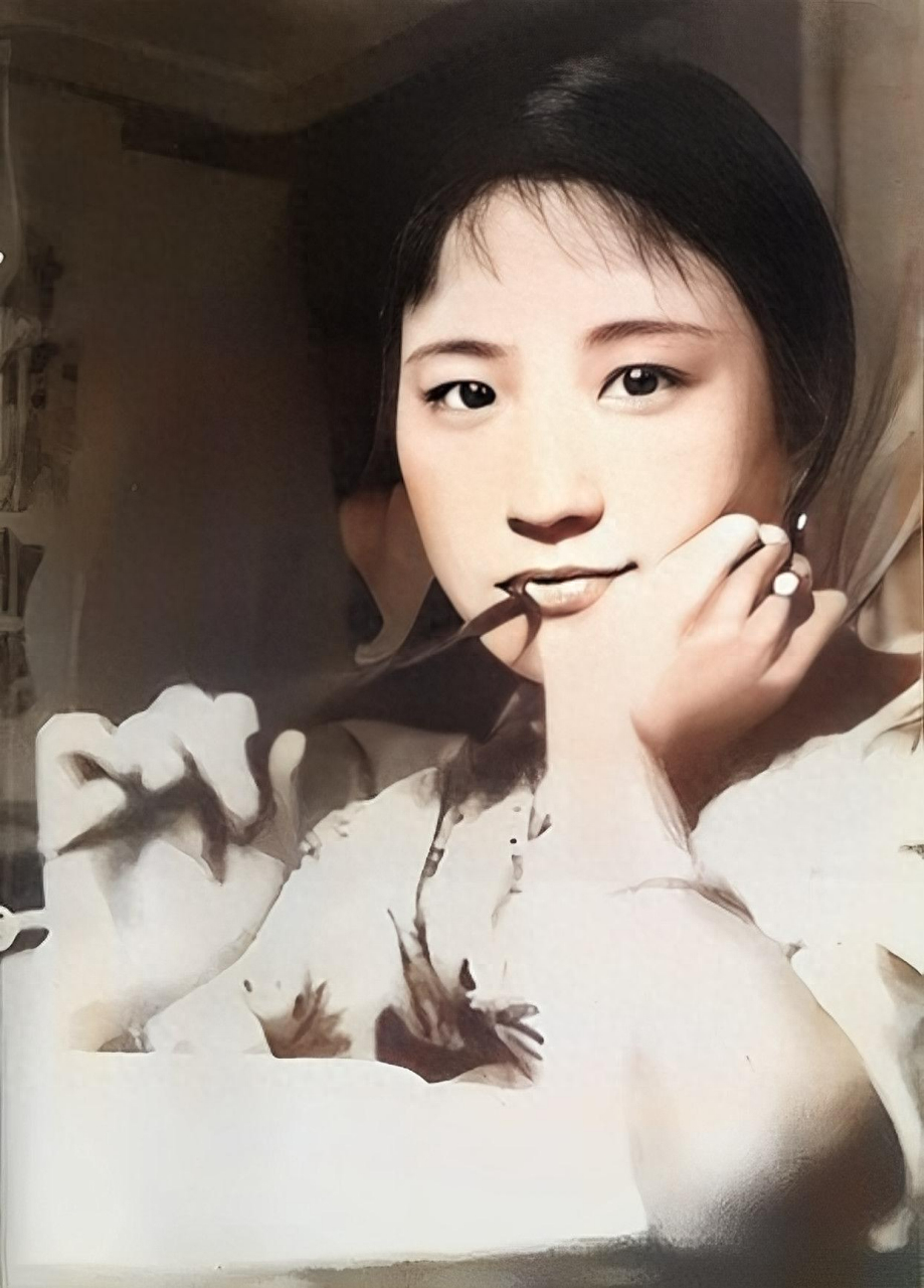 翁瑞午去世后，长女翁香光送给陆小曼一块肥皂，让她拿去洗衣服。陆小曼眼神警惕，将肥