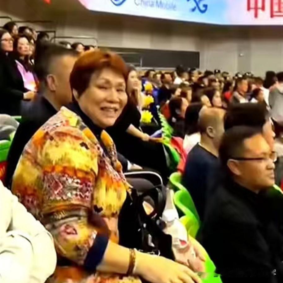 庞峥麟的母亲潘秀珍是广西合山人，气质朴实，眼神坚定，为人忠厚孝顺，常年在家照料九