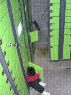 “人教人，不如事教人！”安徽，小区的快递柜前，一名男孩被柜子的神秘感吸引，任凭