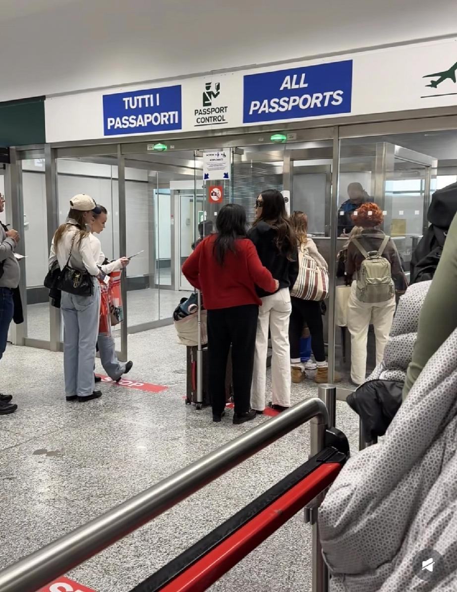 谷爱凌到北京了，母亲谷燕疲惫不堪，在机场就是老太太！2月28日一大早，谷爱凌