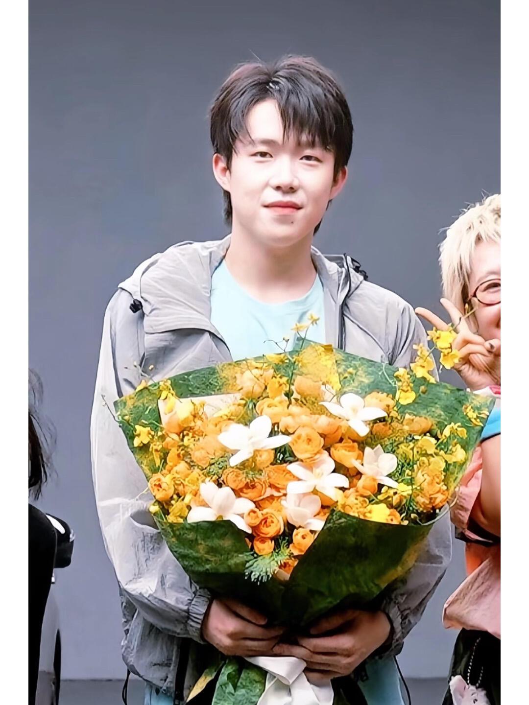 王楚钦的一路迎来了鲜花时刻，未来满路都是鲜花相伴，头哥参加活动精神！现在的楚钦