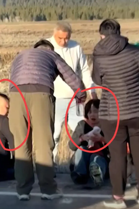 美国惨烈车祸，中国游客5死8伤！2名受伤同胞，1男1女，蹲坐在路边，吓得不轻！据