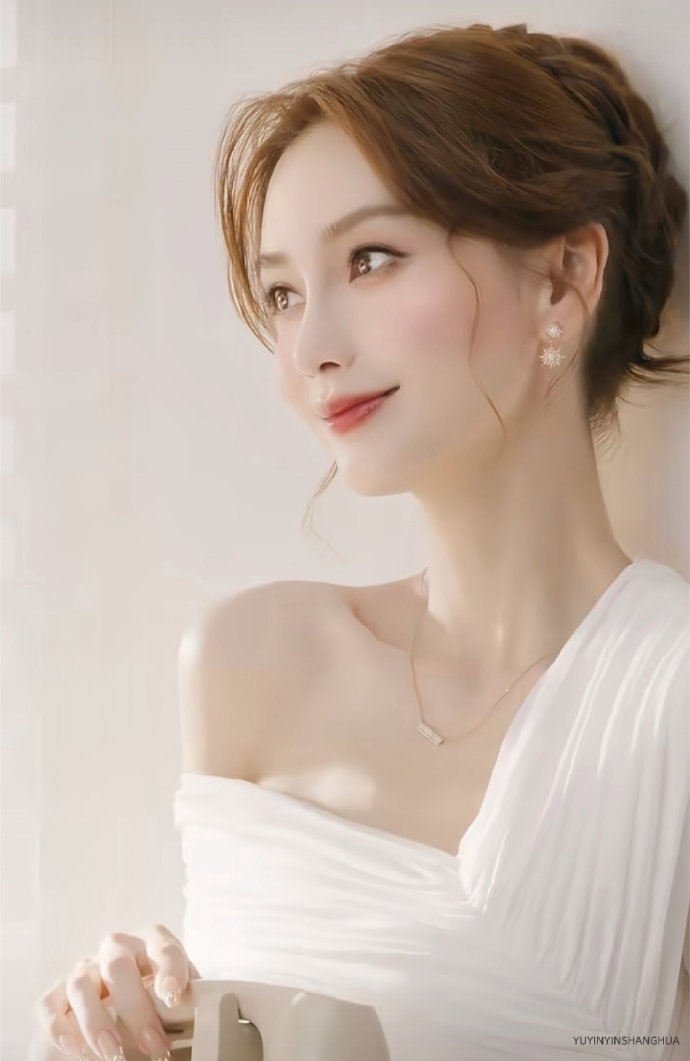 1、杨颖接下来会有《红秀》杂志的封面，高奢珠宝品牌赞助。2、李兰迪的新剧《千夜奇