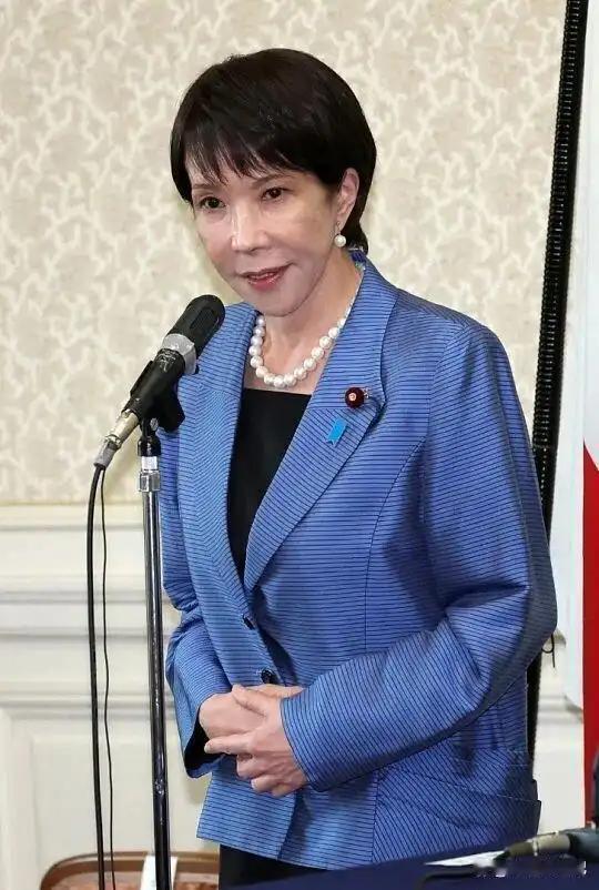 中日关系迎来“史上首次”！日本代表团被拒，东京“炸锅”高市当众喊人，背后究竟藏着