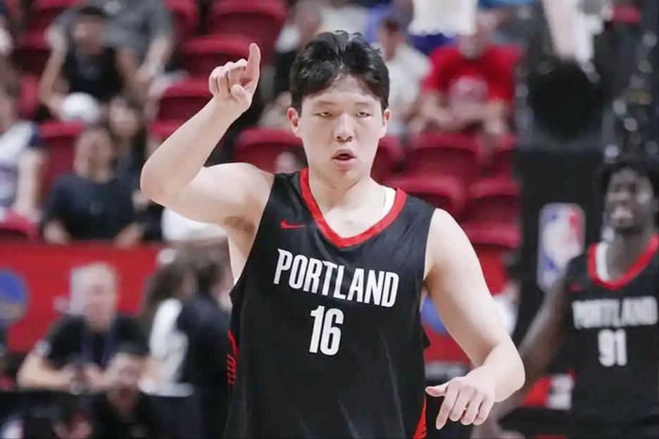 中秋夜恩师离世，没等来弟子的NBA季前赛首秀，杨瀚森发文誓言不负师恩。52岁