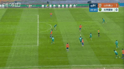 山东泰山新赛季的技战术打法，就是外援三叉戟吸引防守，为谢文能创造机会。前两轮对阵